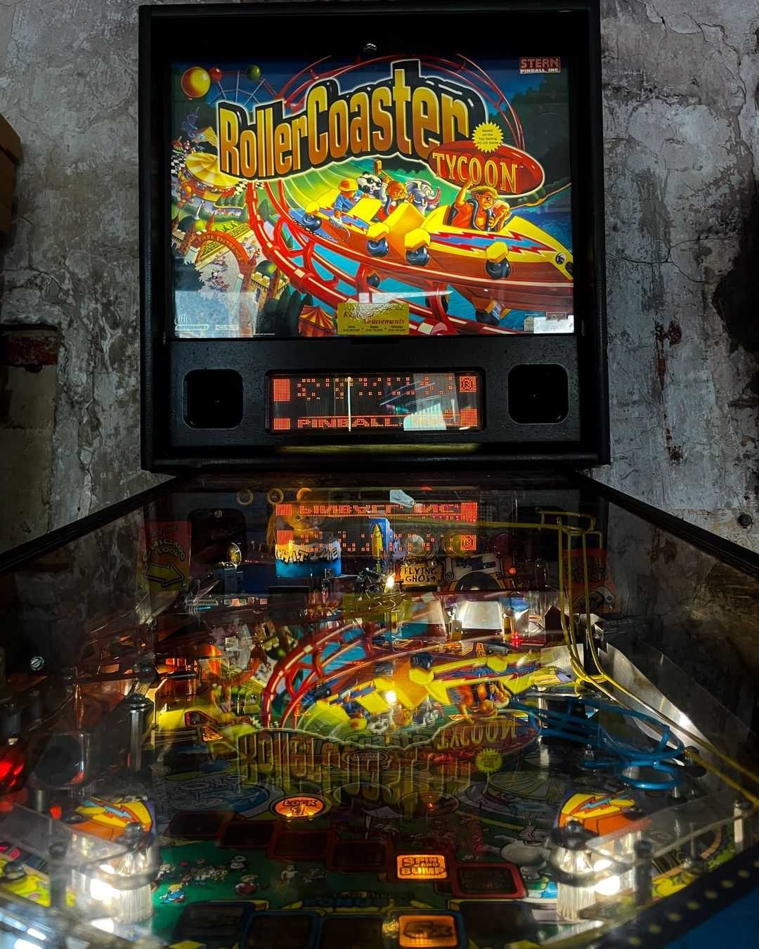 Displays an image showing The Hub of Wilson's pinball machine.